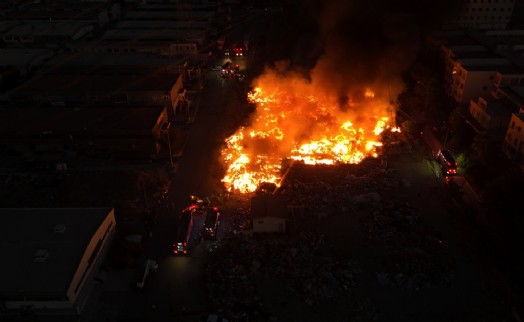 İzmir'de korkutan yangın havadan görüntülendi