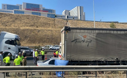 İzmir'de otomobil, TIR'a çarptı: 1 ölü, 1 yaralı