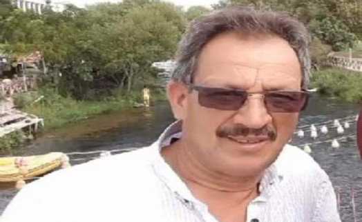 Kamyonundan düşen tomrukların altında kalıp öldü