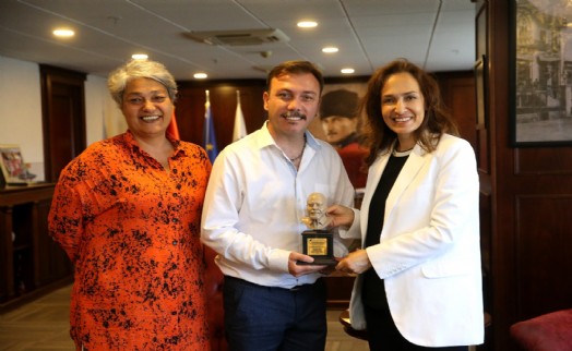 Karşıyaka Belediye Tiyatrosu'nda ödül gururu! Yıldırım Önür'e önemli ödül