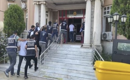 Kendilerini MİT görevlisi olarak tanıtıp milyonlarca lira dolandıran 4 kişi tutuklandı