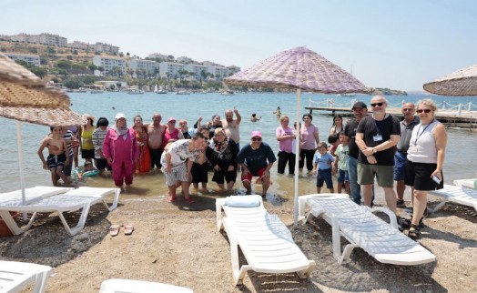 Konak Belediyesi engelli bireyler ve ailelerini denizle buluşturdu