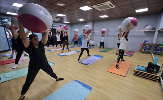 Konaklı kadınlar hem spor yapıyor hem sosyalleşiyor