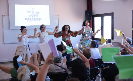 Konak'ta kahkaha yogası