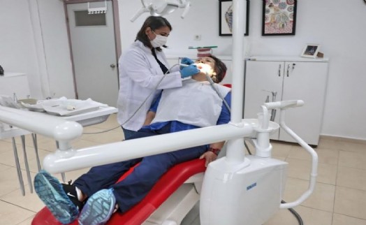 Konak'ta ücretsiz ağız ve diş sağlığı hizmeti yüzleri güldürüyor