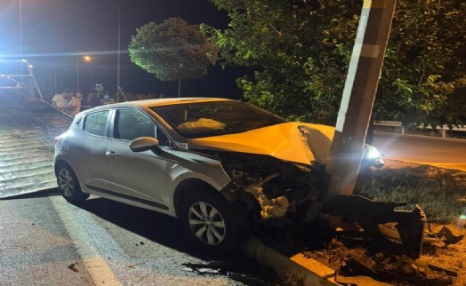 Kontrolden çıkan otomobil direğe ok gibi saplandı!