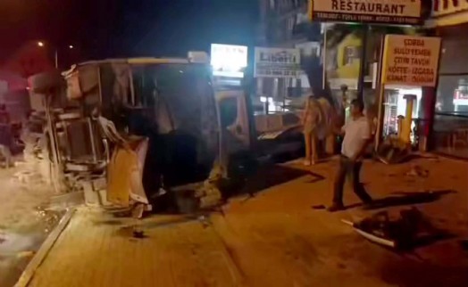 Kuşadası'nda turistleri taşıyan midibüsü devrildi: 5 yaralı