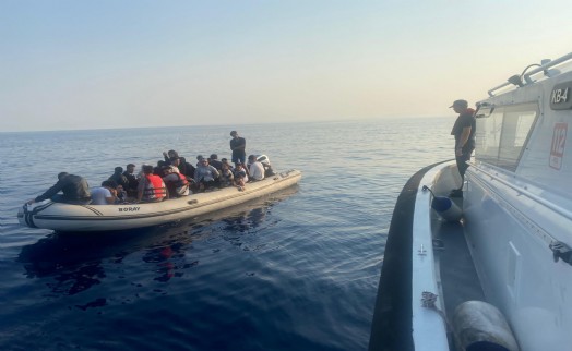 Lastik botla sürüklenen 37 kaçak göçmen kurtarıldı