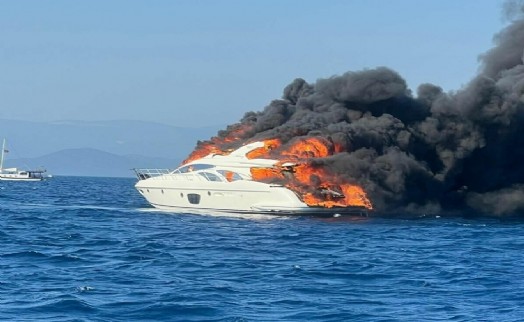 Motoryat denizin ortasında alev alev yandı