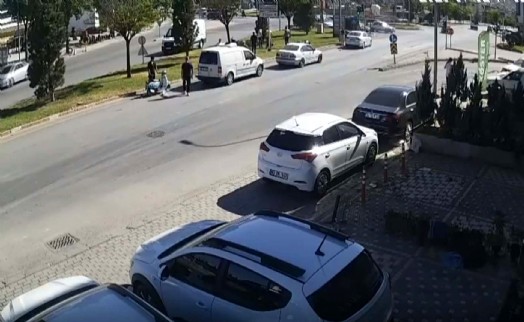 Motosiklet sürücüsünün araca, refüje ve yön levhasına çarptığı kaza kamerada