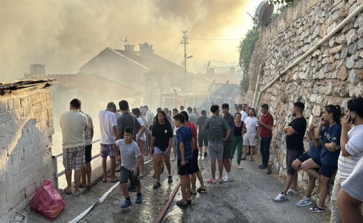 Muğla'da ev yangınında 2 kişi dumandan etkilendi