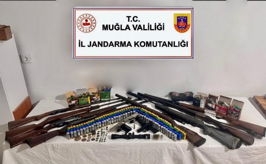Muğla'da evden çok sayıda ruhsatsız silah çıktı