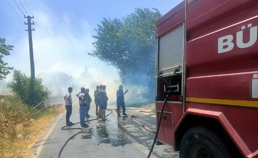 Nazilli'deki ot yangını prefabrik depoya da sıçradı; 1 yaralı