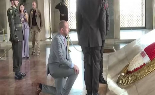 Özgür Özel Atatürk'ün mozolesi önünde diz çöken Francken'e mektup yazdı