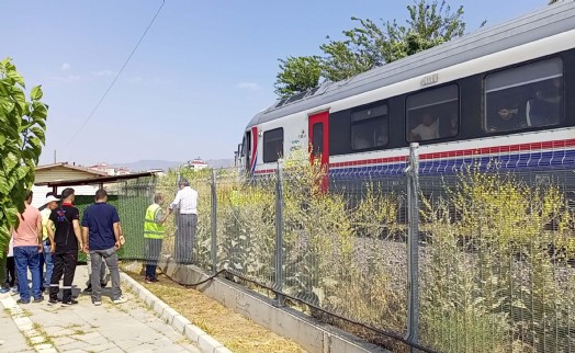 Raylardan geçerken yolcu treni çarptı, öldü