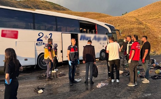 Sivas'ta feci kaza! Otobüs dağ yamacına çarptı: Çok sayıda ölü ve yaralı var...