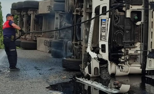 Tanker yola devrildi: Her yer sıvı asfalt oldu