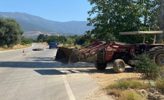 Traktör ile motosiklet çarpıştı: 1 ağır yaralı