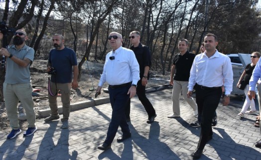 Ümit Özdağ, İzmir'de yangından zarar gören yerlerde inceleme yaptı
