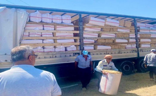 Urla Belediyesi'nden Zeytineli'ne 19 ton saman desteği