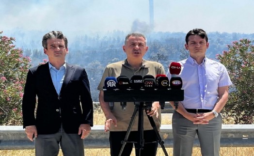 Vali Elban, yangın bölgesinden seslendi: 'Çeşme'deki alevleri sıkıştırdık'
