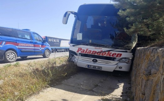 Yolcu otobüsünde can pazarı: Önce TIR'a, ardından otomobile çarptı!