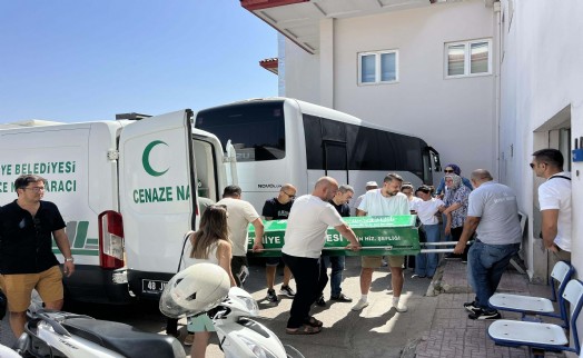 Yüzerken havuzda fenalaştı, hastanede kurtarılamadı