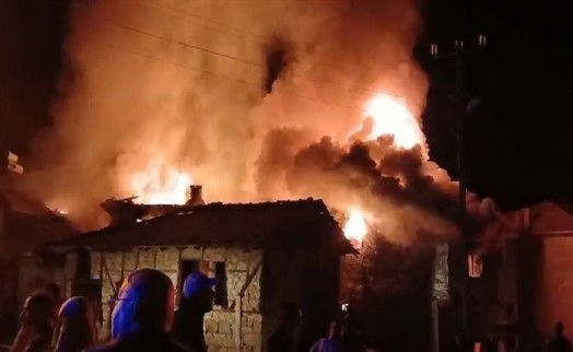 2 ev ve eklentilerinin yandığı yangına tutuklama