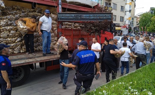 20 ton patatesi ücretsiz dağıttı