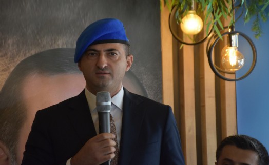 AK Parti'li Çelebi mavi bere takıp, 'Terörsüz Türkiye' mesajı verdi