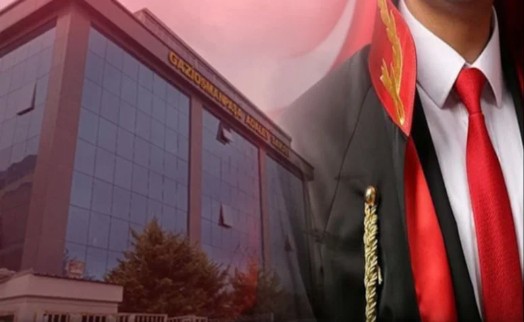 Adliyenin çay ocağında uyuşturucu ve silahlar