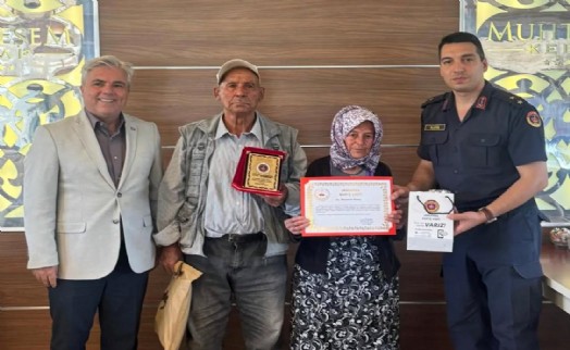 Evli çift, tüm mal varlıkları olan evi jandarmaya bağışladı