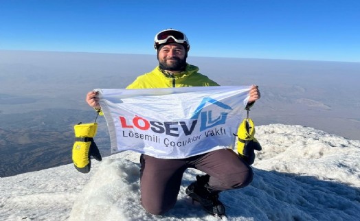 Ağrı Dağı zirvesinde lösemili çocukları unutmadı