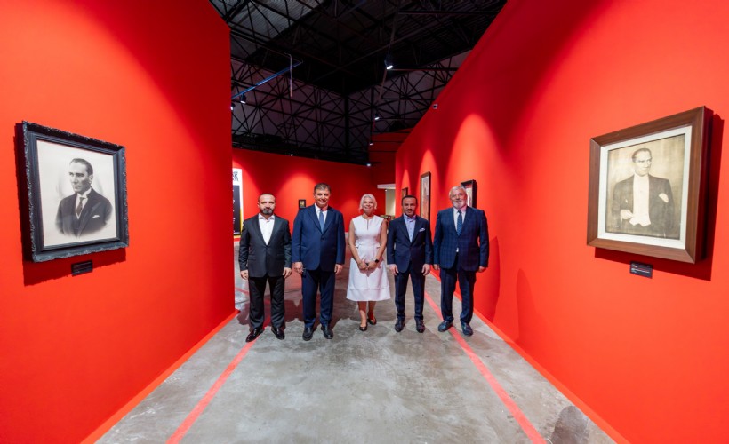 Atatürk ve Refik Anadol sergileri İzmirliler ile buluşuyor