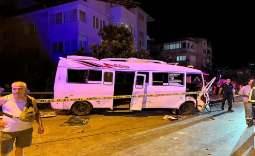 Aydın'da otomobil ile yolcu minibüsü çarpıştı: 11 yaralı