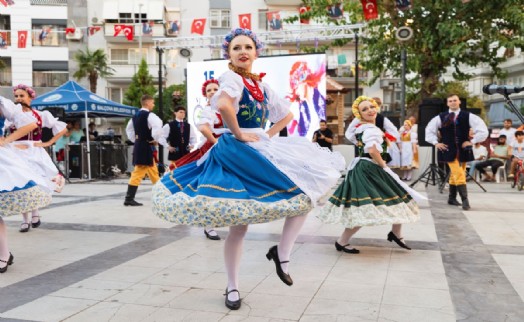 Balçova'da Sevcan Orhan'lı Zafer Bayramı kutlaması