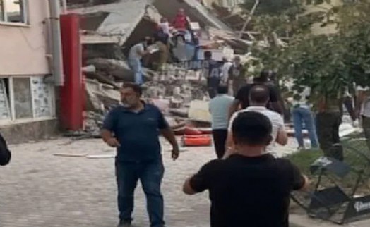 Balıkesir'de deprem: En az 10 bina yıkıldı 2 kişi enkaz altında!