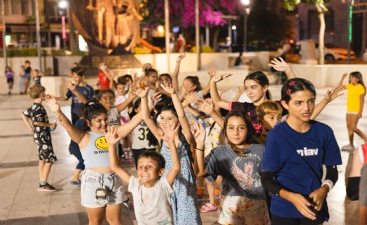 Başkan Yiğit'ten çocuklara serinleme sürprizi