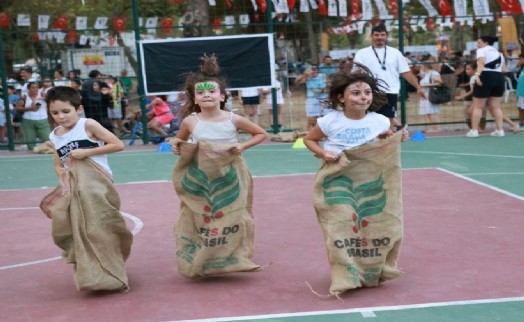 Bayraklı Sokak Festivali'nde çocuklar doyasıya eğlendi