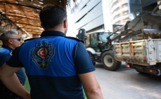 Bayraklı'da kaldırım işgallerine ekiplerden sıkı denetim