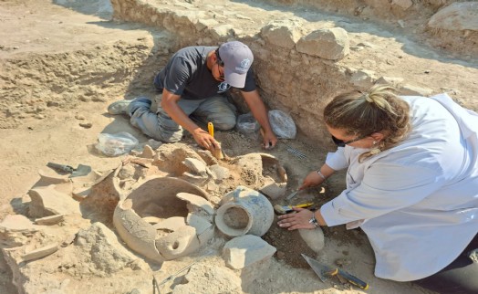 Beçin Kalesi'nde 3 bin yıllık kremasyon mezarlar bulundu