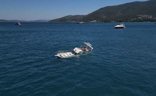 Bodrum'da 10 metrelik ahşap tekne battı