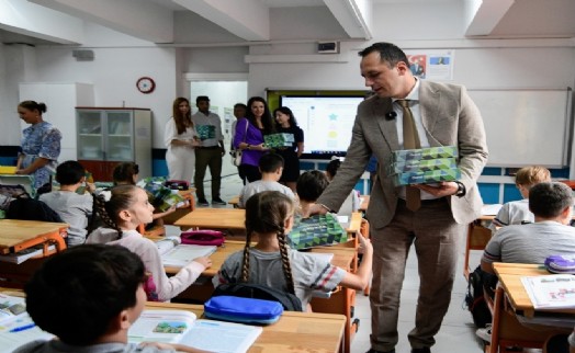 Bornova'da ilkokul öğrencilerine kırtasiye desteği: Eşki'den adil ve eşit eğitim vurgusu