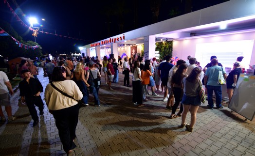 Bornova'nın 140 metrekarelik dev standına ziyaretçi akını