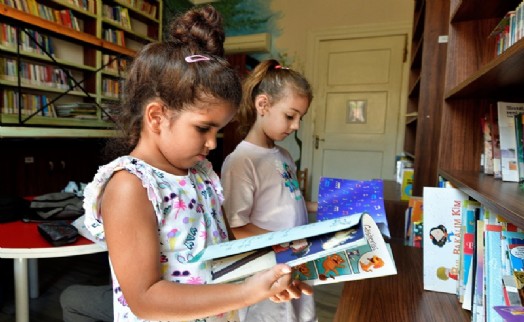 Bornova'da 8 kitaplık 9 bin üye ile hizmette