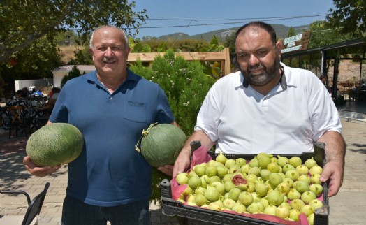 Buca'nın 700 yıllık mahallesi incir ve kavun festivaliyle renklendi