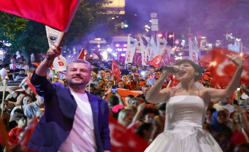 Buca’da Zafer Bayramı coşkusu Aydilge konseri ile taçlandı