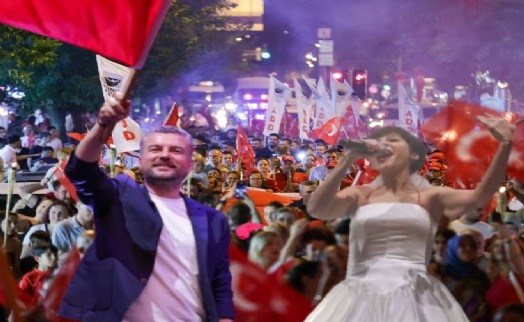 Buca'da Zafer Bayramı coşkusu Aydilge konseri ile taçlandı