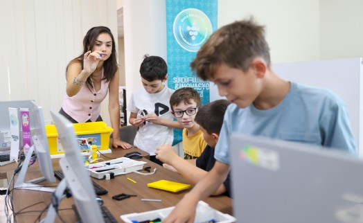 Buca'da robotik kodlama eğitimi alan minikler ulusal yarışa hazırlanıyor