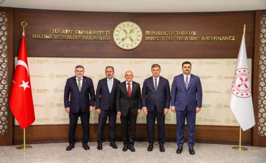 Cemil Tugay'ın siyasi tutarsızlığı: CHP'lilere mesafe, AK Partililere teşekkür!